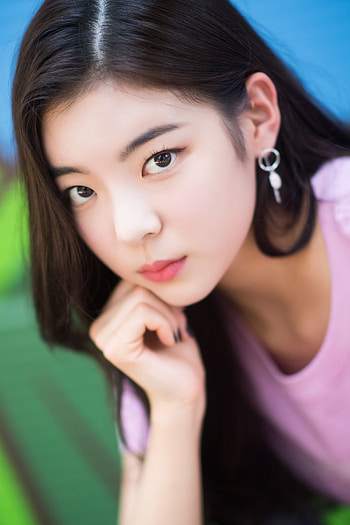 ITZY Lia, Vibrant , Spunky backgrounds, K-pop charm HD phone wallpaper