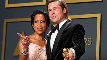 Heartwarming , Brad Pitt and Regina King, Oscars moments, Stars embracing HD wallpaper