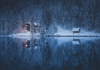 Winter Beauty, night, winter, glow, lake, cabin, beauty, reflection, light, snow, trees HD wallpaper