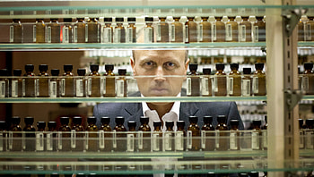 The scent's trail, Unveiling the fragrance, New York Times, Perfume exploration HD wallpaper