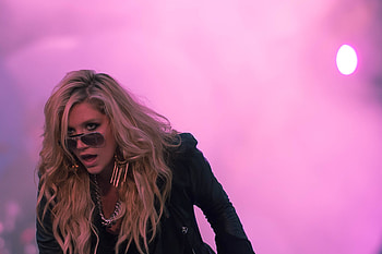 Kesha, Party girl persona, Latest album, The Badger Herald HD wallpaper