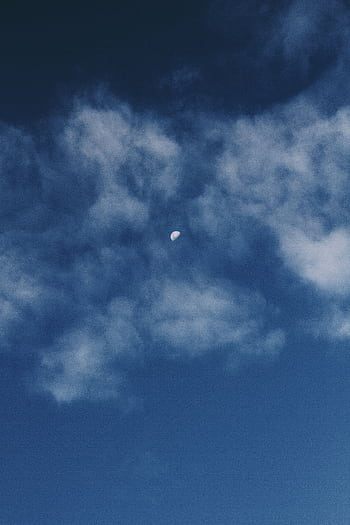 A serene night sky with the moon peeking through scattered clouds in Rio Vermelho, Brazil. HD phone wallpaper