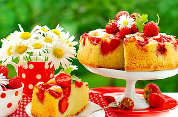 Strawberry sponge cake, strawberry, morning, spring, cake, daisies, nice, sponge, coffee, greenery, table, garden, beautiful, park, summer, still life, pretty, flowers, lovely HD wallpaper