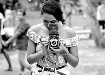 The girl and the camera, girl, graphy, camera, black and white HD wallpaper