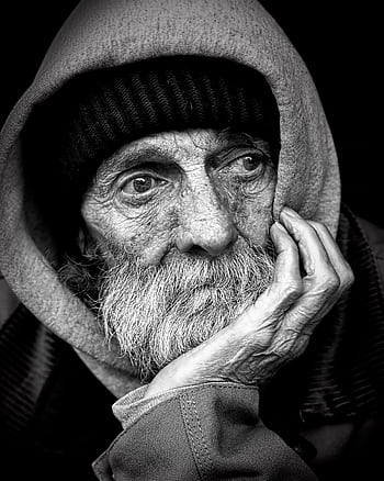 Black and white portrait of an elderly man with a thoughtful expression, wearing a hood. HD phone wallpaper