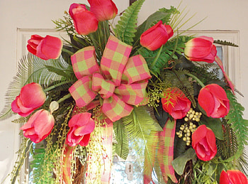 ✿ A Warm Welcome !✿, bouquet, spring, tulips, floral design, precious, door, bright, entertainment, ribbon, beautiful, welcome, fresh, love, green, red, forever, wreath HD wallpaper