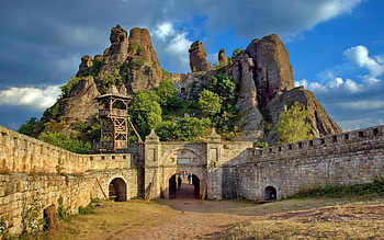 Belogradtschik, Bulgaria, rocks, castle, walls, trees, clouds, sky HD wallpaper