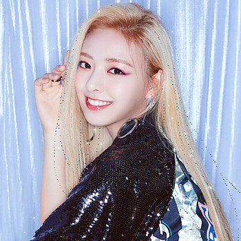 Yuna ITZY, Striking , Effortless charm, K-pop allure HD phone wallpaper