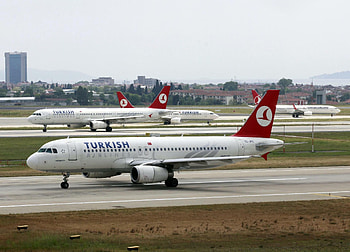 Turkish Airlines, Gewinnsprung success, Lufthansa's competition, Airline industry HD wallpaper