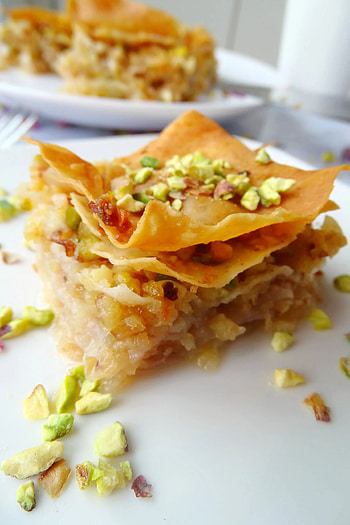 Baklava, Deliciously sticky, Layers of filo pastry, Nutty goodness HD phone wallpaper