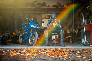 Rider With Daytona 675 Triple Sitting On Chair, daytona, biker, bikes, helmet HD wallpaper