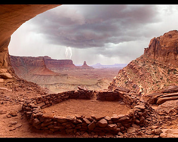 lightening in a canyon, canyon, lightening, red, clouds, stikes, rocks, dark HD wallpaper