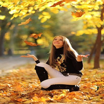 Autumn Girl, black boots, long hair, autumn splendor, trees, autumn, happy, white pants, smile, landscape, hands, carpet of leaves, girl, autumn leaves, park, hand, pretty, autumn colors, face, splendor HD wallpaper