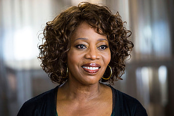 Alfre Woodard, Versatile performer, Captivating presence, Dynamic acting HD wallpaper