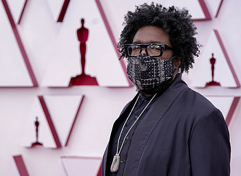 Gold crocs, Oscars red carpet, Questlove HD wallpaper