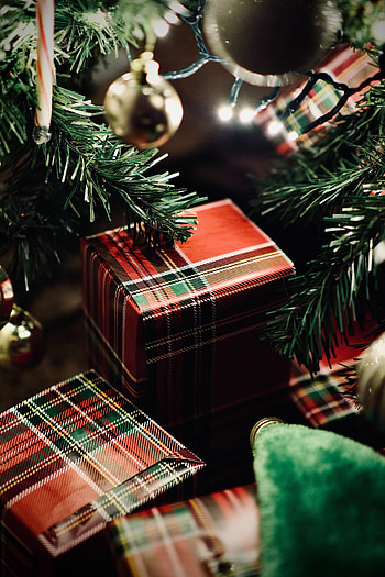 Holidays, New Year, Decorations, Christmas, Christmas Tree, Garland, Garlands, Presents, Gifts, Boxes HD phone wallpaper