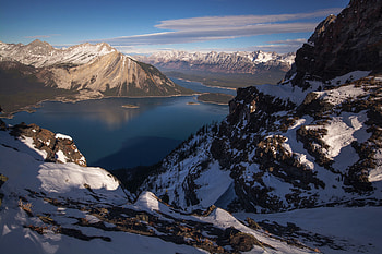 Lake, snowy mountains, sunny day HD wallpaper