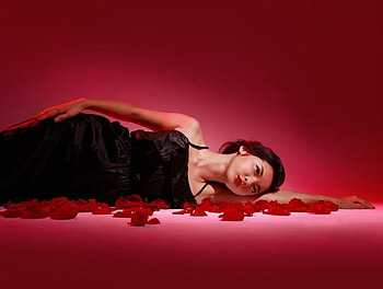 COLOR OF RED ROSE, roses, leigh, red, wishing, dreaming, wait, woman HD wallpaper