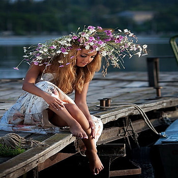 flowers in her hair, flower, lonely, hair, beauty, wreath HD wallpaper