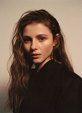 Thomasin McKenzie actress, Long hair, Blue eyes, Simple background HD phone wallpaper