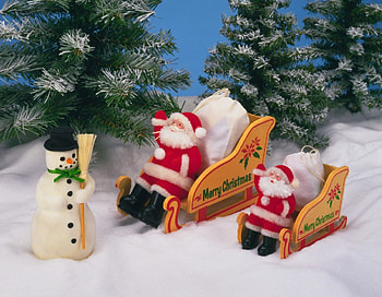 Santa Claus arrival, fun, peaceful, nice, holiday, snow, snowing, trees, calm, new year, white, path, arrivel, gifts, santa claus, beautiful, greetings, snowman, sledge, christmas, sky, joy, lovely HD wallpaper