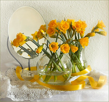 still life, bouquet, gentle, graphy, lace, nice, flower, , water, mirror, daffodils, elegantly, beautiful, tape, pretty, yellow, cool, flowers, lovely, harmony HD wallpaper