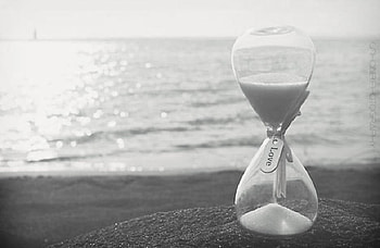 MIND ..., sea, hourglass, time, graphy, love, bw, dreamy, symbolism HD wallpaper