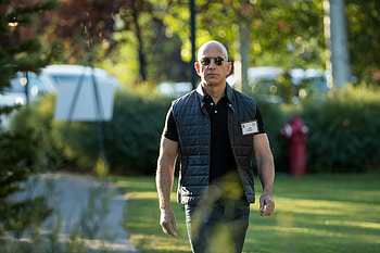 Jeff Bezos, Wealth and power, Gates and Bezos, Transformative influence HD wallpaper