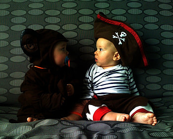 A PIRATE AND HIS MATE, buddies, pals, cute, adorable, friends HD wallpaper