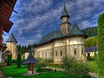 Church and a Wishing Well, architecture, windows, bushes, grass, church, ancient, well, daylight, day, cement, wishingwell, clouds, nature, sky, peak HD wallpaper