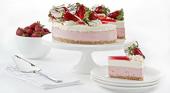 * Strawberry cake *, sweet, strawberry, yummy, food, cake, cream HD wallpaper