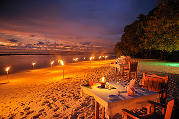 Dining on the beach, Night in the Maldives, Exquisite experience, Romantic ambiance HD wallpaper