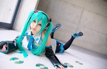 Hatsune Miku by Saya, awesome, uniform, nice, petals, hatsune, aqua eyes, cosplayer, female, model, outfit, white, hatsune miku, twintail, headset, aqua, anime, pretty, cosplay, stockings, black, heads, leggings, cute, vocaloid, actress, beauty, miku, vocaloids, thighhighs, skirt, beautiful, tie, gray, long socks, costume, aqua hair, cool, saya, micro HD wallpaper