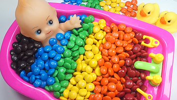 Learn Colors Baby Doll Bath Time M&M's Chocolate Candy How to Bath Baby Videos Kids Pretend Play - YouTube HD wallpaper