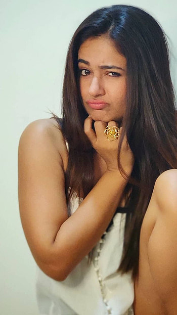 Poonam Bajwa, multilingual actress, funny face HD phone wallpaper