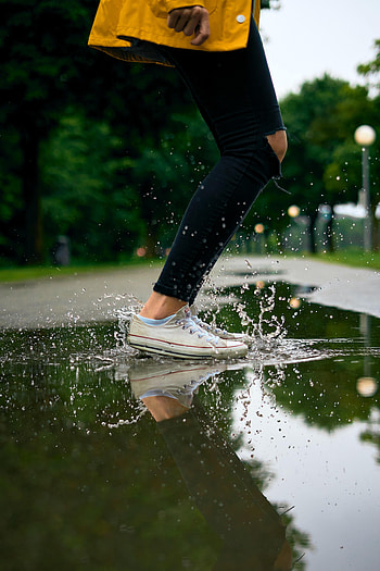 Reflection, Miscellanea, Miscellaneous, Legs, Sneakers, Spray, Splash HD phone wallpaper