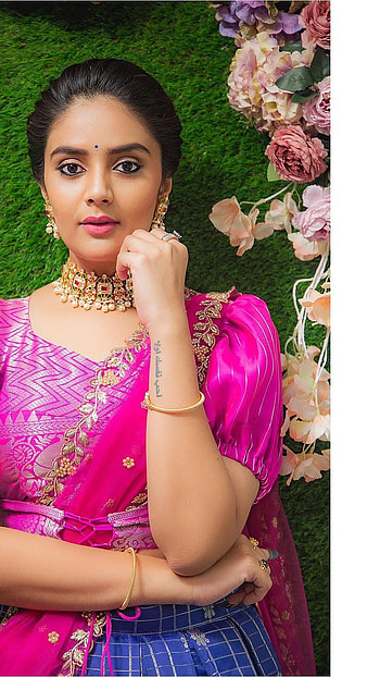 Sreemukhi, telugu actress, anchor, saree beauty HD phone wallpaper