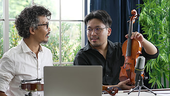 Two musicians reviewing, New violin online, Informative session, Musical discussion HD wallpaper