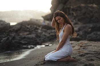 Girl White Dress In Sand, girls, white-dress, model HD wallpaper