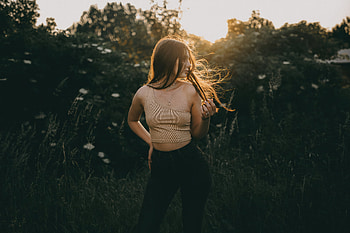 Girl Illuminated By The Gentle Rays Of Sunlight, girls, model HD wallpaper