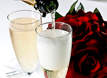 Romantic weekend, champagne, roses, love, glasses, red roses, evening HD wallpaper