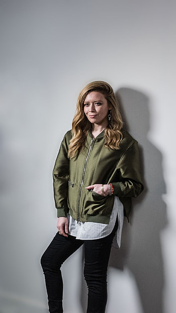 Natasha Lyonne, Talented actress, Career highlights, Natasha's impact HD phone wallpaper