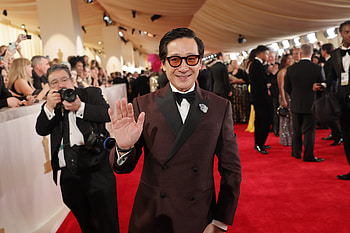 Elegant Academy Awards Red Carpet Featuring Celebrated Actor, Academy Awards (Oscars), Ke Huy Quan HD wallpaper