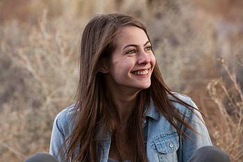 Brunette, beautiful smile, Willa Holland HD wallpaper
