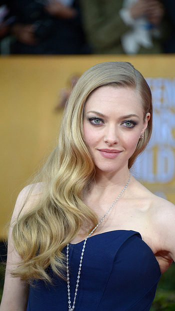 Amanda Seyfried, hollywood actress HD phone wallpaper