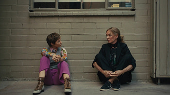Hollywood Stargirl, Uma Thurman's sneakers, Roxanne Martel character, Movie portrayal HD wallpaper