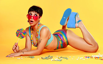 Brooklyn Gray, colorful, blue, model, sweets, girl, actress, lollipop, candy, woman, summer, pink, sunglasses, yellow, vara HD wallpaper