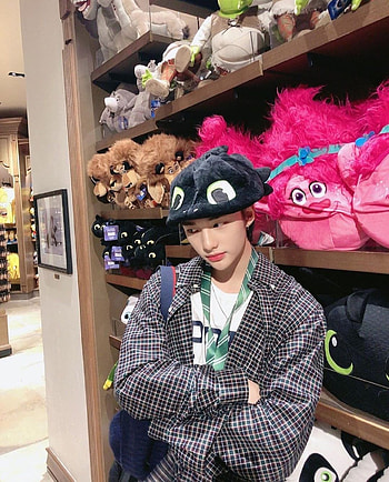 hyunjin bestie pic, kpop, stray kids, straykids HD phone wallpaper