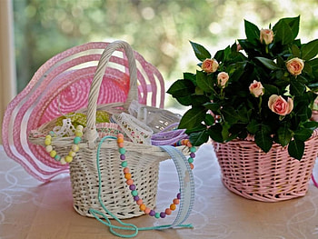 Basket of flowers and necklace, beads, soft, necklace, beautiful, beauty, delicate, petals, flower, nature, baskets, blooms, lovely, hat HD wallpaper