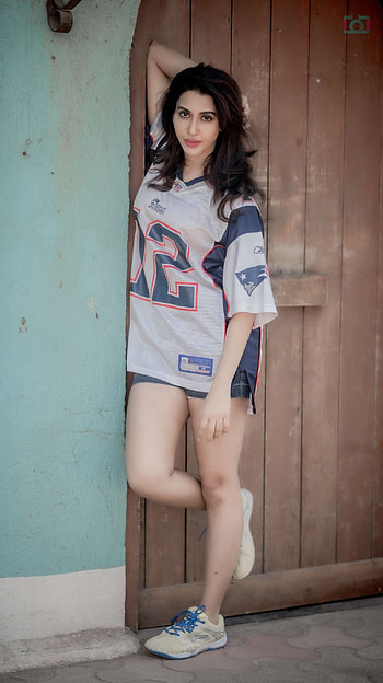 Gayatri Iyer, telugu actress, stylish HD phone wallpaper
